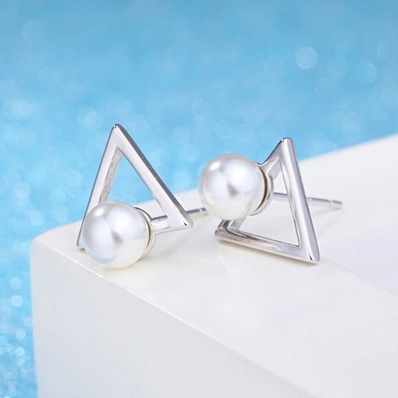 NEW!๐๐๐AWESOME & ADORABLE๐PEARL TRIANGLE STUDS - Picture 2 of 8